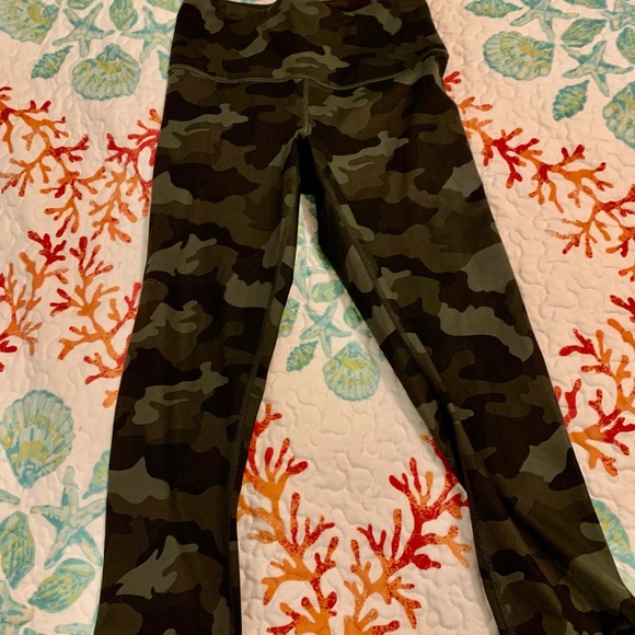 Womens Yogalicious LUX Black Gray Camouflage Leggings Size Small - Picture 1 of 3